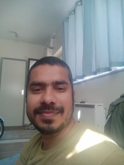 Make New Friends Bedford, Sadakat, 31 years old