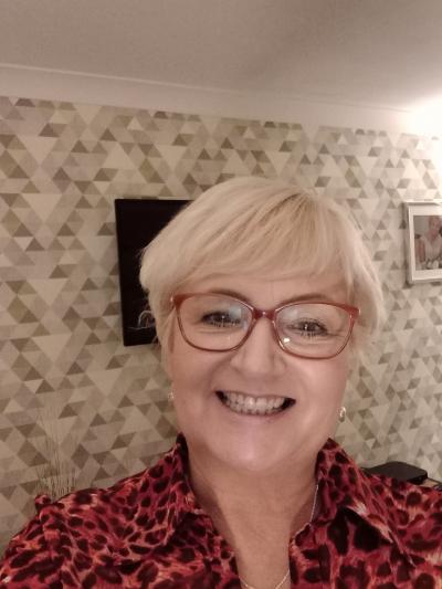 Make New Friends Cheltenham, Laura, 61 years old