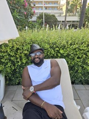 Make New Friends Rishton, Olu Stine, 43 years old